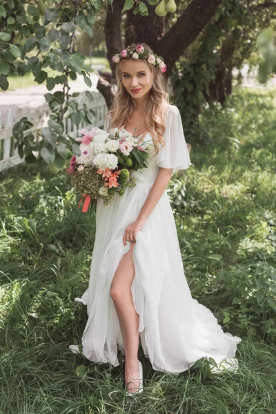 Vacker Blond Brud Brudklänning Och Blommig Krans Holding Bukett Blommor — Stockfoto