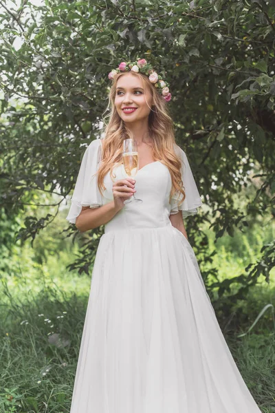 Beautiful Smiling Young Bride Floral Wreath Wedding Dress Holding Glass — Free Stock Photo