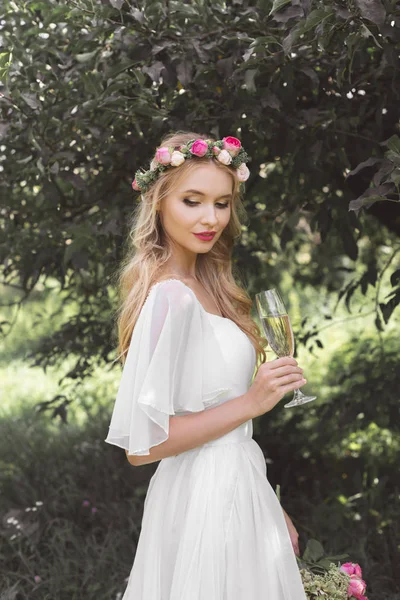 Bela Noiva Jovem Sorridente Coroa Floral Segurando Copo Vinho Olhando — Fotos gratuitas