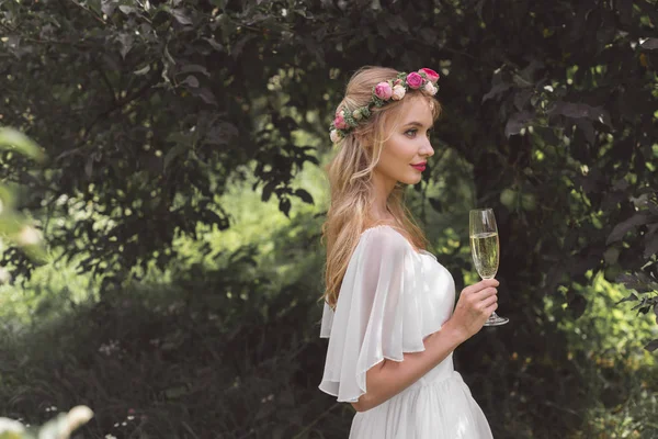 Gyönyörű Fiatal Menyasszony Virág Koszorú Gazdaság Pohár Bor Szabadban Oldalnézete — Stock Fotó