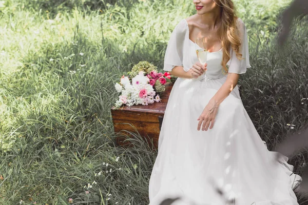 Colpo Ritagliato Felice Giovane Sposa Possesso Bicchiere Vino Seduto Sul — Foto stock gratuita