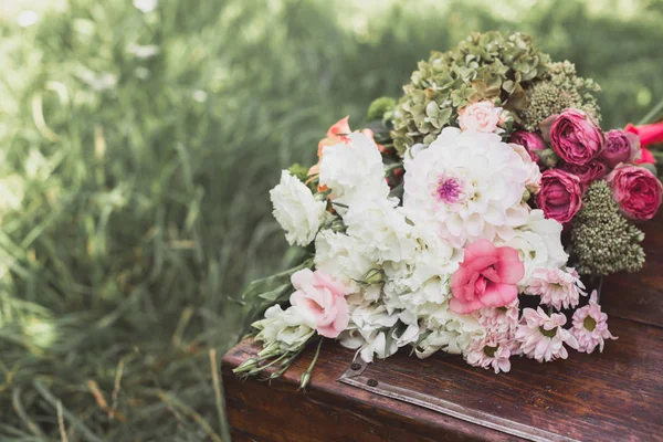 Close View Beautiful Wedding Bouquet Vintage Wooden Chest Outdoors — Stock Photo, Image