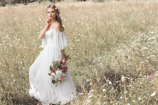 Bela Noiva Jovem Pensativo Vestido Noiva Coroa Floral Segurando Buquê — Fotografia de Stock