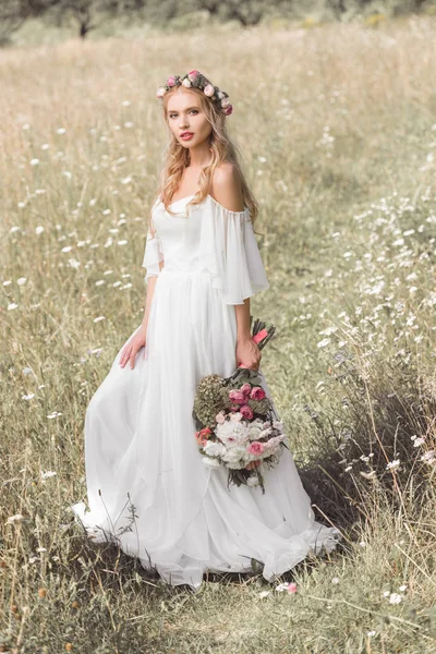 Vacker Ung Brud Brudklänning Och Blommig Krans Holding Bukett Blommor — Stockfoto