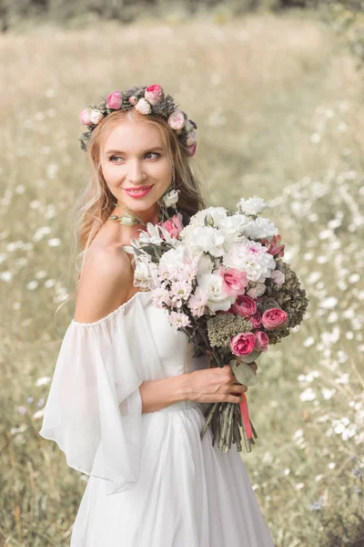 Vackra Leende Blond Brud Brudklänning Holding Vackra Bukett Blommor Utomhus — Stockfoto