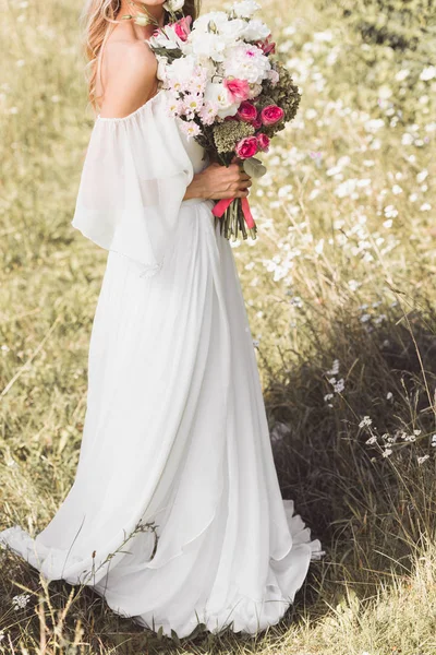 Tiro Cortado Jovem Noiva Macia Vestido Noiva Segurando Belo Buquê — Fotografia de Stock