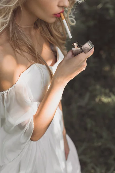 Обрізаний Знімок Молодої Жінки Білій Сукні Тримає Запальничку Курить Сигарету — стокове фото