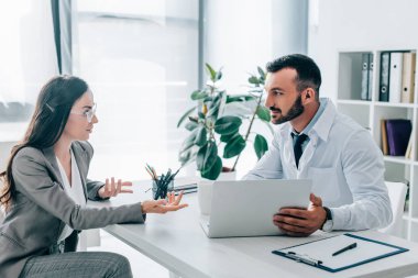 hasta ve konuşmak ve birbirine klinikte bakarak doktor