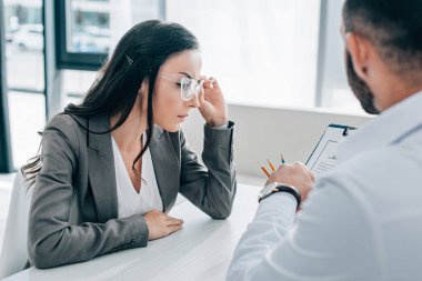 sigorta tazminat talebi form üzerinde kadın hastada klinik işaret eden doktor