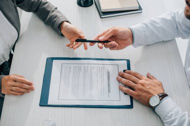 hastanın kliniği sigorta hasar talep formu imzalamak için kalem veren Doktor kırpılmış görüntü 