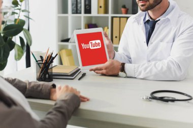 Doktor hastaya Kliniği tablet yüklü youtube sayfası ile gösterilen görüntü kırpılmış