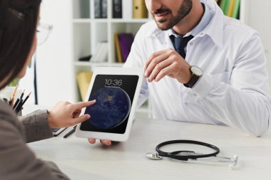 Doktor hasta ipad klinikte gösterilen görüntü kırpılmış