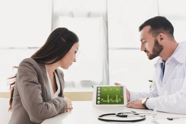 Klinikte hasta tablet tıbbi app ile gösterilen doktor