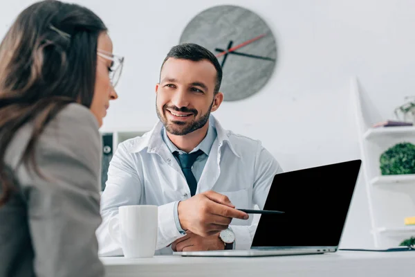 Oberflächenebene Des Arztes Zeigt Auf Laptop Mit Leerem Bildschirm Zum — Stockfoto