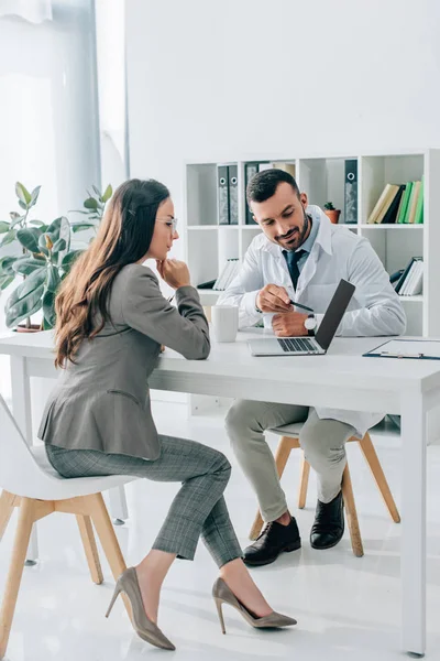 Médico General Apuntando Computadora Portátil Paciente Clínica — Foto de Stock