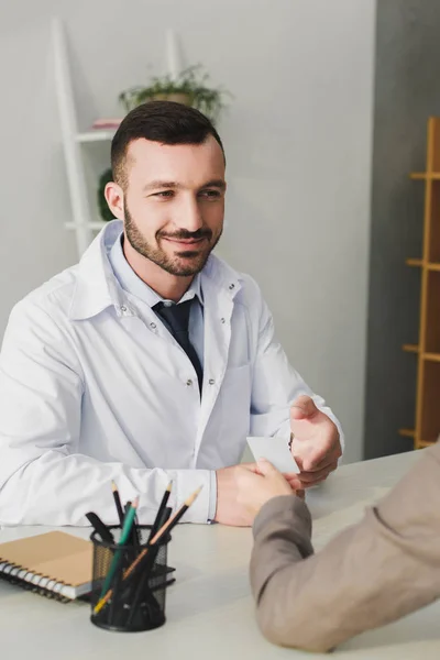 Patient Giving Card Smiling Doctor Clinic — Free Stock Photo