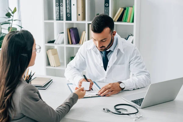 Paciente Que Cartão Identificação Médico Generalista Para Preencher Formulário Pedido — Fotografia de Stock