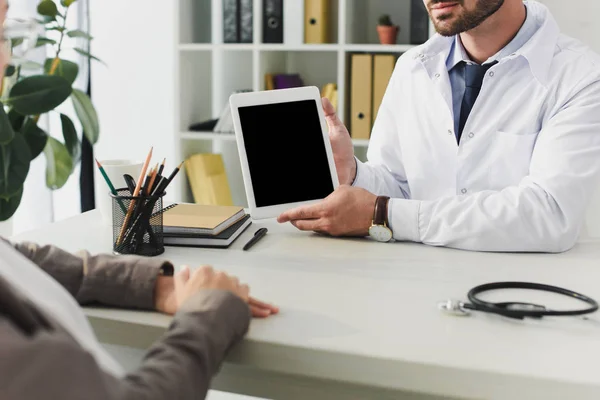 Imagen Recortada Del Médico Mostrando Tableta Con Pantalla Blanco Paciente — Foto de Stock