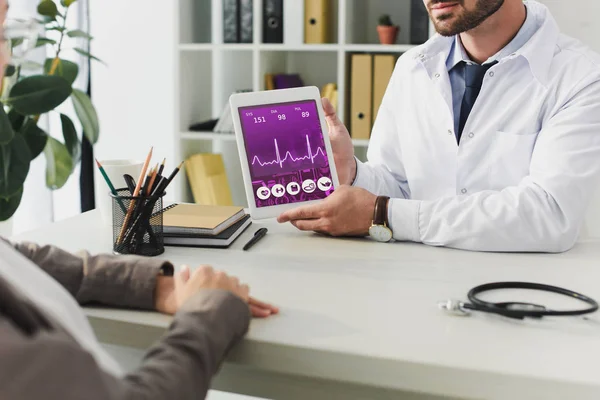 Immagine Ritagliata Del Medico Che Mostra Tablet Con App Medica — Foto Stock