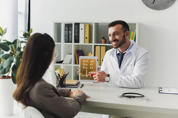 Doctor Showing Patient Tablet Pulse Appliance Clinic — Free Stock Photo