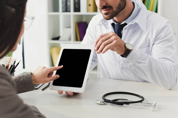 Imagem Recortada Médico Mostrando Tablet Paciente Com Tela Branco Clínica — Fotografia de Stock
