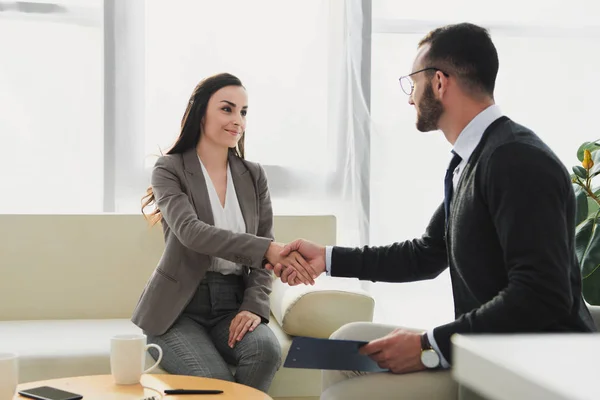 Smiling Patient Psychologist Shaking Hands Doctors Office — Stock Photo, Image