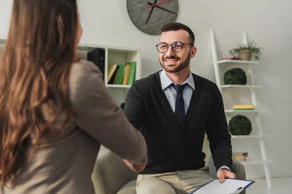 Glad Psykolog Och Patienten Skakar Hand Läkare Kontor — Stockfoto