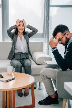 Ağlama ve psikolog office kafasından dokunmadan depresif hasta 