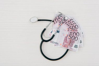 steteskop ve euro banknot üstten görünüm'de klinik, sağlık sigortası kavramı tabloda