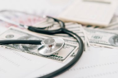 stetoskop ve doları banknot klinik, sağlık sigortası kavramı tablo seçici odak