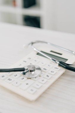 Beyaz hesap makinesi, sağlık sigortası kavramı yalan stetoskop