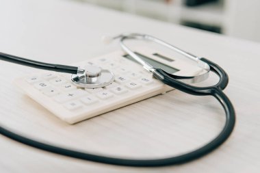 hesap makinesi, sağlık sigortası kavramı yalan stetoskop, yakın çekim