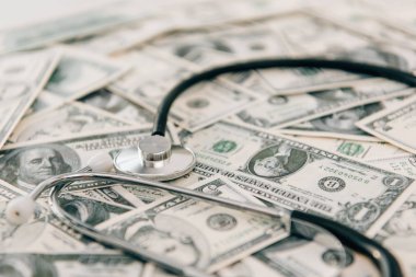 stetoskop doları banknot, sağlık sigortası kavramı üzerinde yakın çekim
