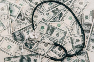 Doları Lirası üstünde, sağlık sigortası kavramı yalan stetoskop üstten görünüm