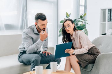 erkek hasta ve office Panosu'nda gösteren ile konuşurken psikolog