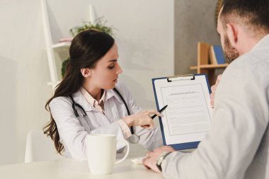 kadın doktor sigorta gösterilen talep formu için istemci