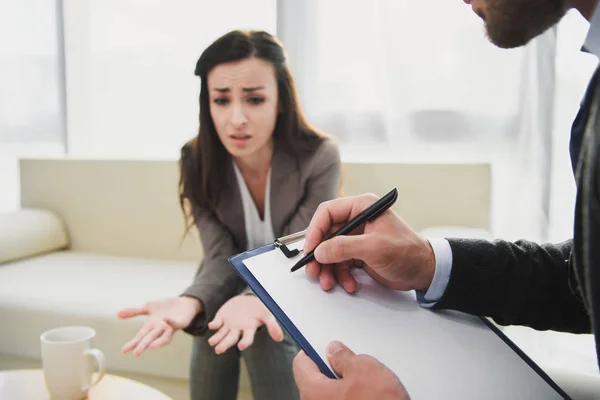 Imagen Recortada Paciente Llorando Hablando Psicólogo Tomando Notas Consultorio Médico —  Fotos de Stock