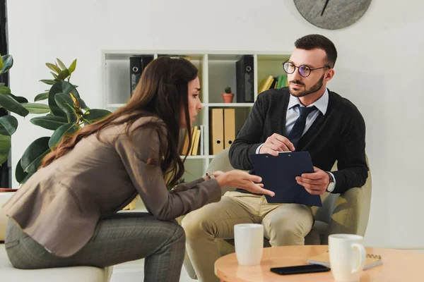 Zijaanzicht Van Patiënt Spreken Luisteren Het Artsenbureau Psycholoog — Stockfoto