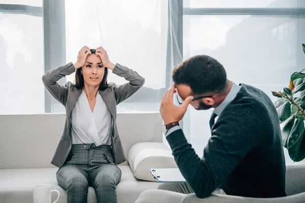 Depressed Patient Crying Touching Head Therapist Office — Free Stock Photo