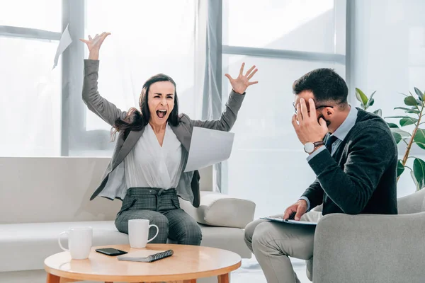 Wütender Patient Wirft Papiere Psychologenbüro — Stockfoto