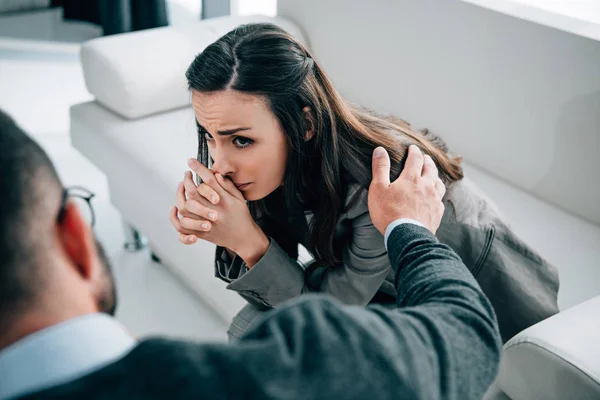 Imagen Recortada Psicólogo Tocando Hombro Paciente Llorando Consultorio Médicos — Foto de Stock