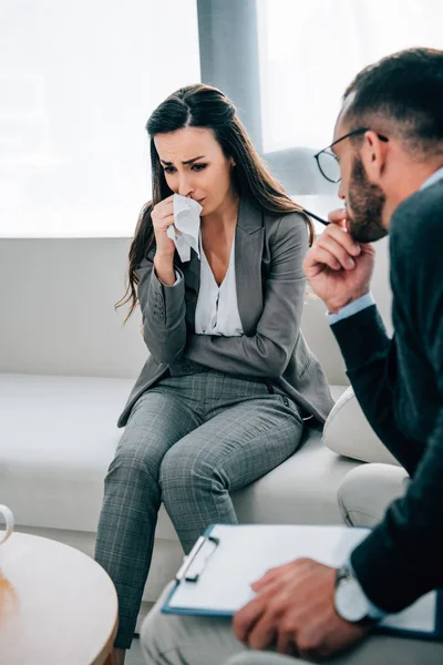 Paciente Triste Chorando Consultório Terapeuta — Fotografia de Stock