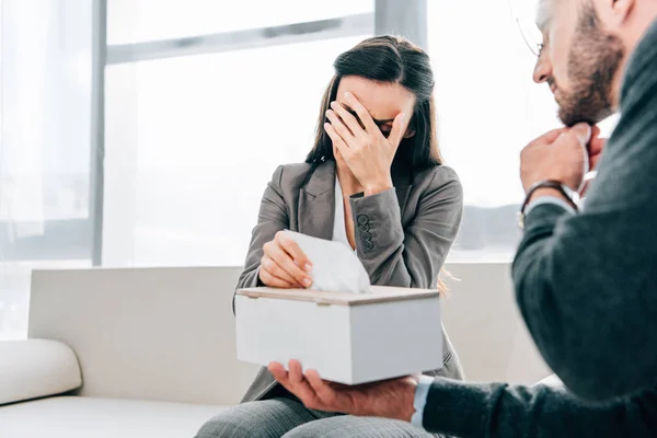 Psychologe Gibt Weinenden Patienten Arztpraxis Servietten — Stockfoto