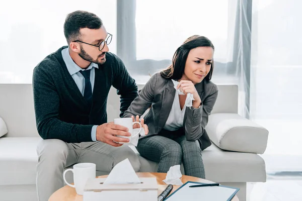 Psycholoog Geven Kopje Thee Depressief Patiënt Artsenbureau — Stockfoto