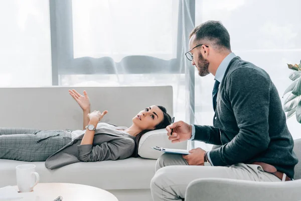 Side View Patient Lying Sofa Talking Psychologist Office — Stock Photo, Image