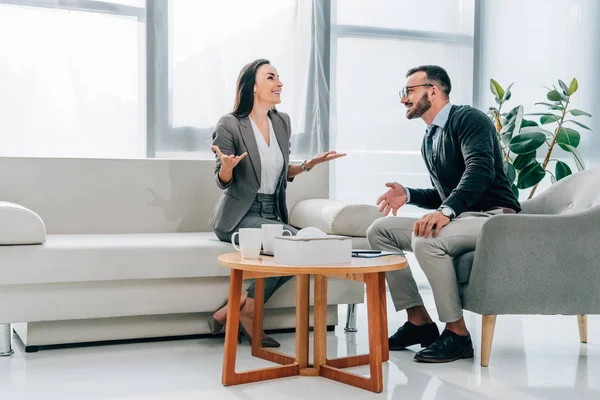 Lachende Patiënt Gebaren Psycholoog Kantoor — Stockfoto