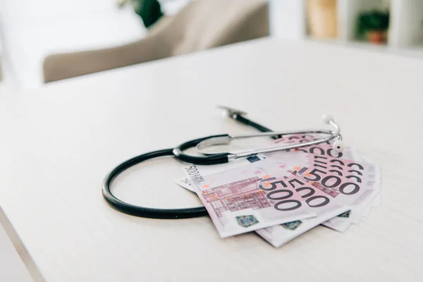 Stethoscoop Eurobankbiljetten Tafel Kliniek Ziektekostenverzekering Concept — Stockfoto