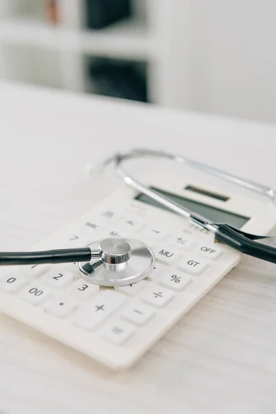 Beyaz Hesap Makinesi Sağlık Sigortası Kavramı Yalan Stetoskop — Stok fotoğraf