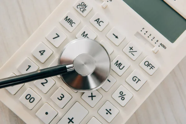 Вид Сверху Стетоскопа Белый Калькулятор Концепция Медицинского Страхования — стоковое фото