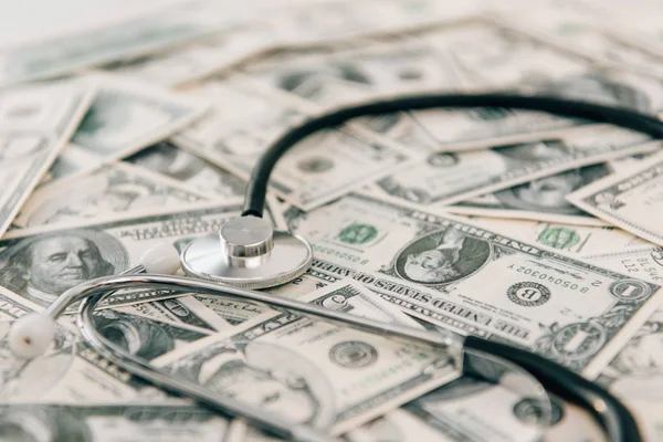 Menutup Stetoskop Pada Uang Kertas Dolar Konsep Asuransi Kesehatan — Stok Foto
